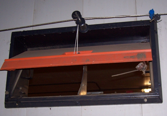Fresh air inlet for pre-heated hallway hog farming equipment pics